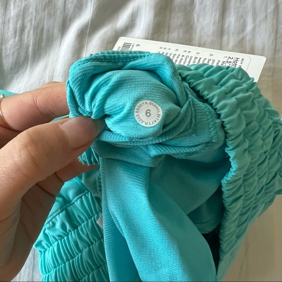 Lululemon hotty hot shorts HR high rise 2.5” inseam electric turquoise - Picture 15 of 15